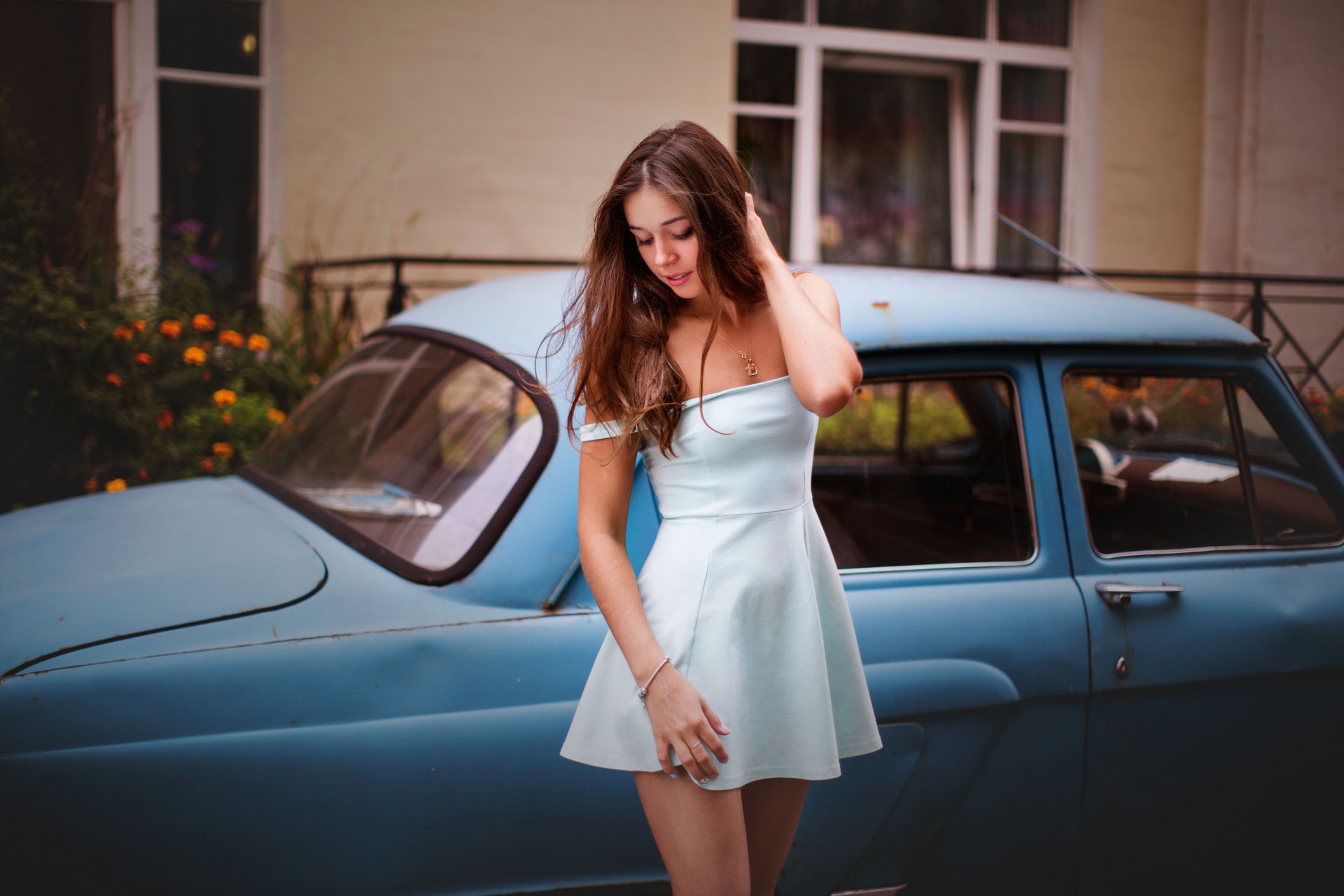 fille brunette robe pose figure maison fleurs voiture