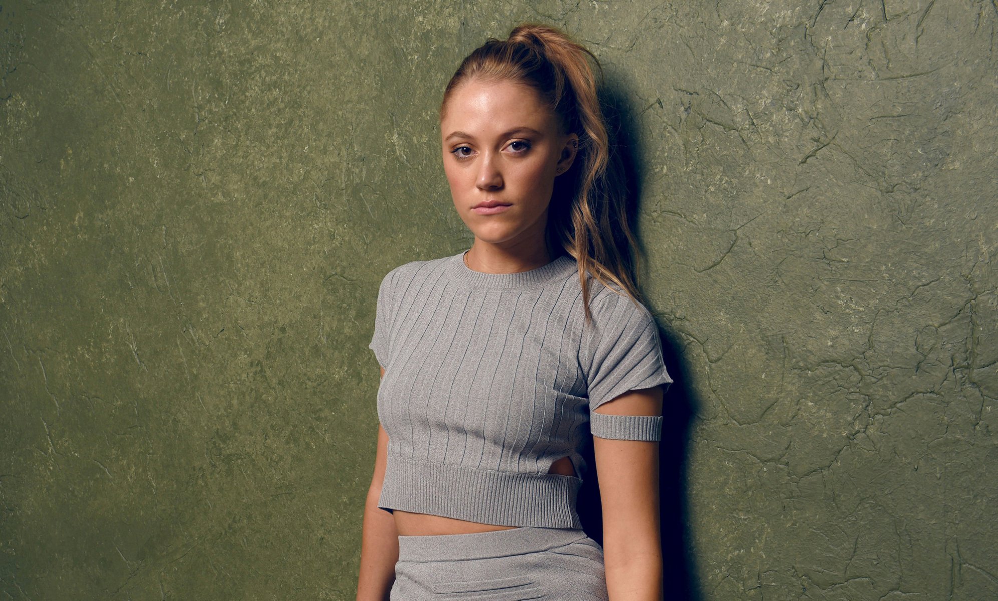 maika monroe servizio fotografico per il film ti segue segue sundance