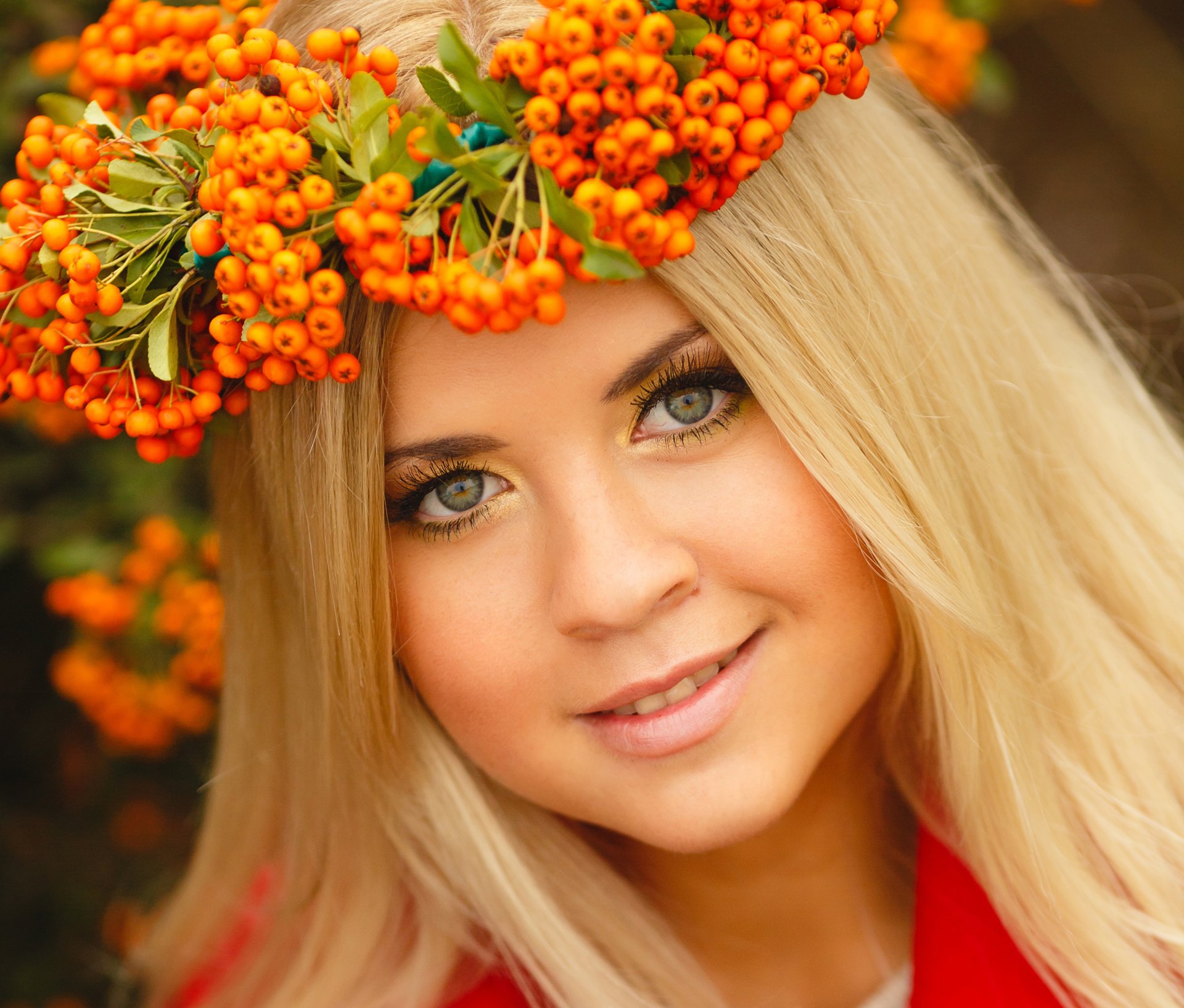 ragazza trucco corona sguardo sorriso