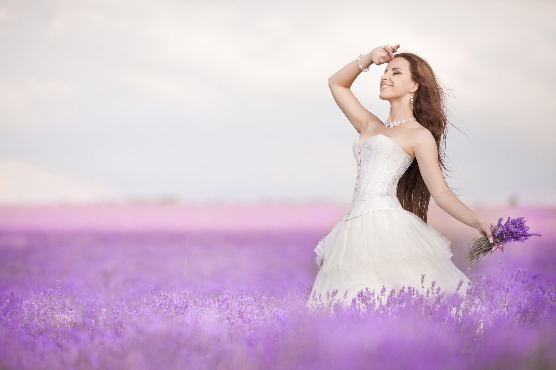 natura campo di lavanda ragazza sposa sorriso bouquet