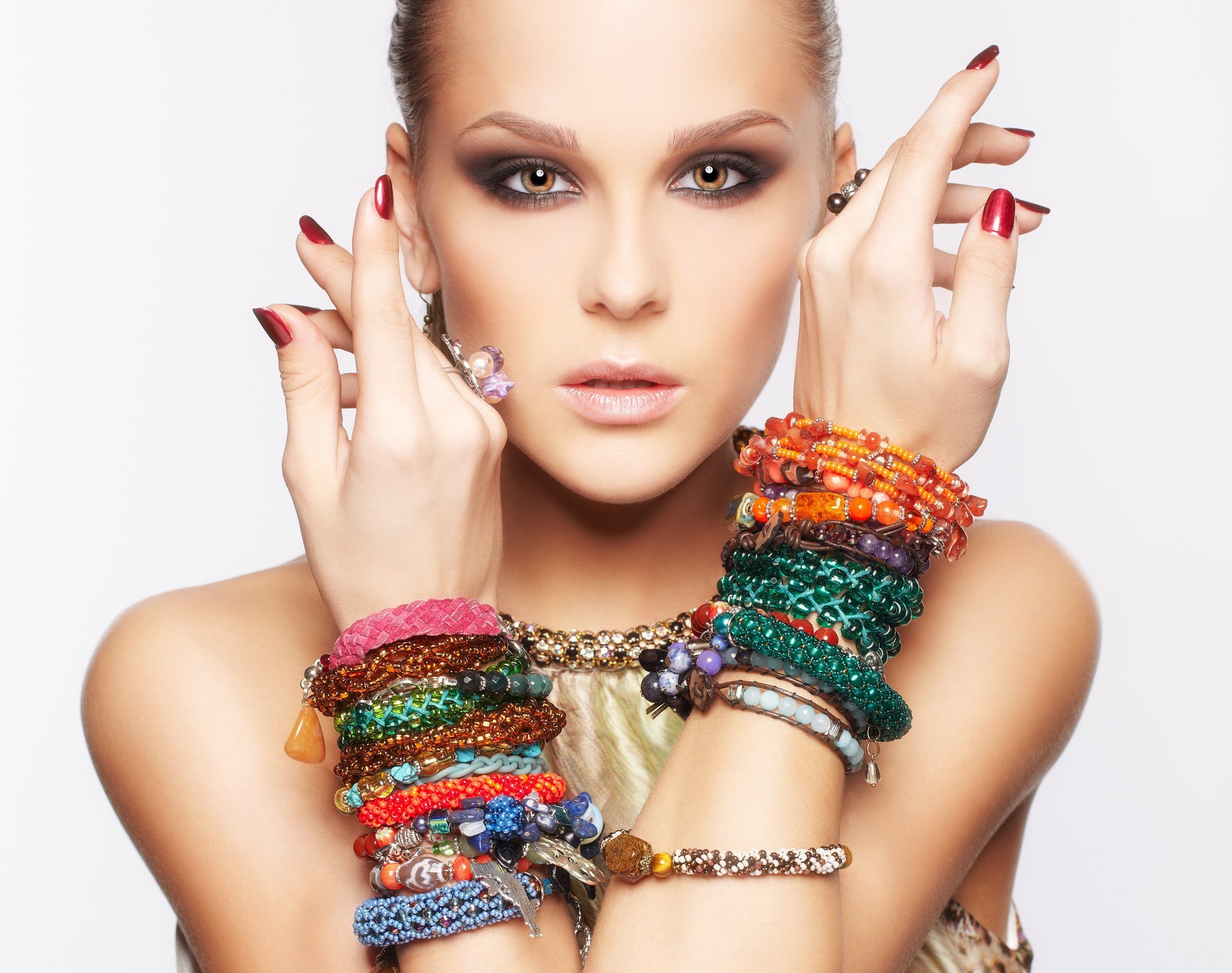 fille. modèle maquillage regard yeux bruns mains bracelets fond