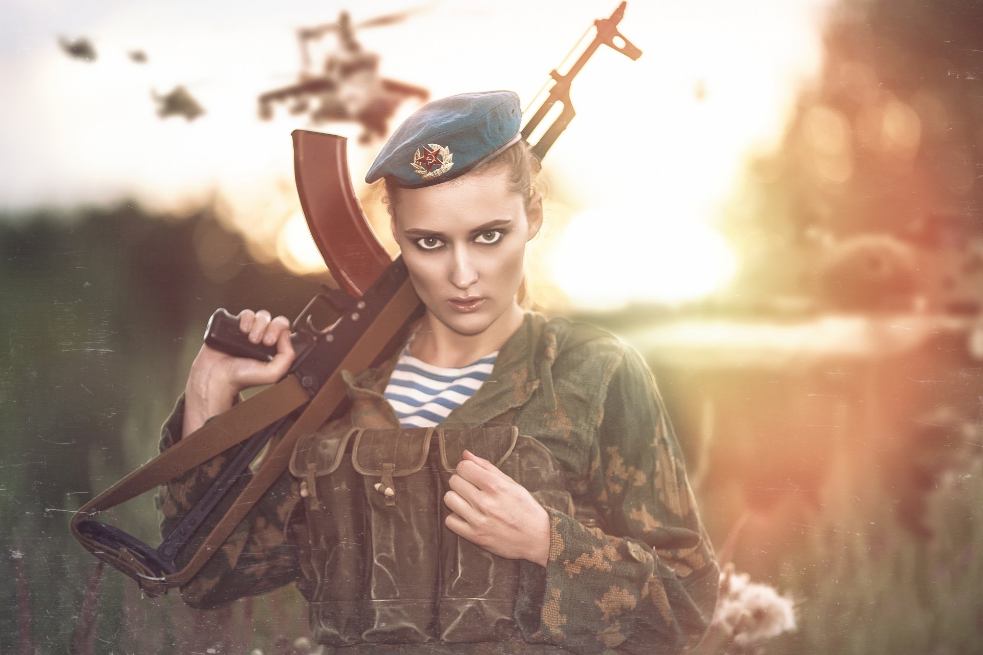 fille modèle soldat visage regard béret uniforme ak kalash mitraillette arme