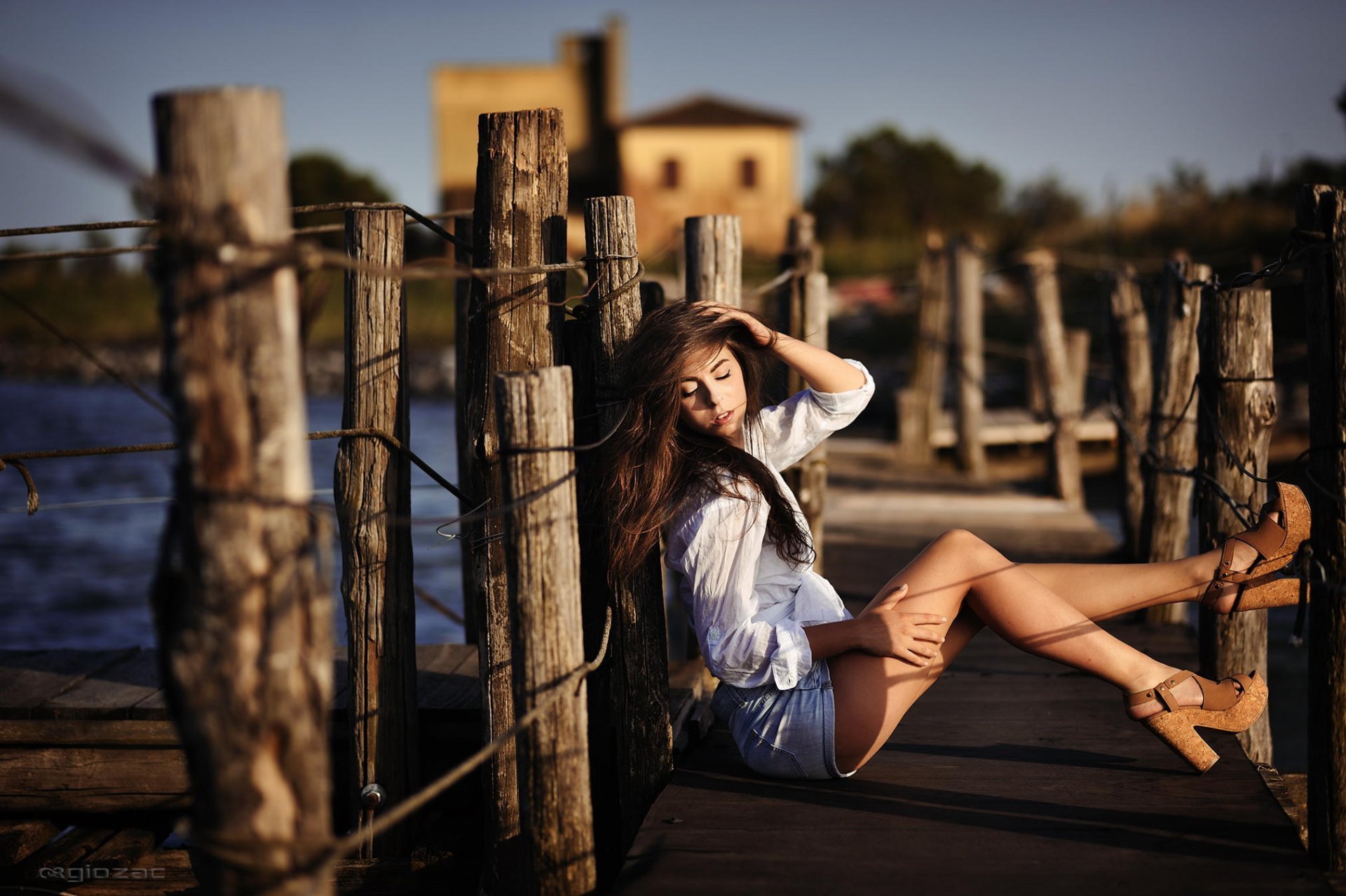 giovanni zacche fotografo ragazza posa gambe tacchi pantaloncini camicetta luce messa a fuoco