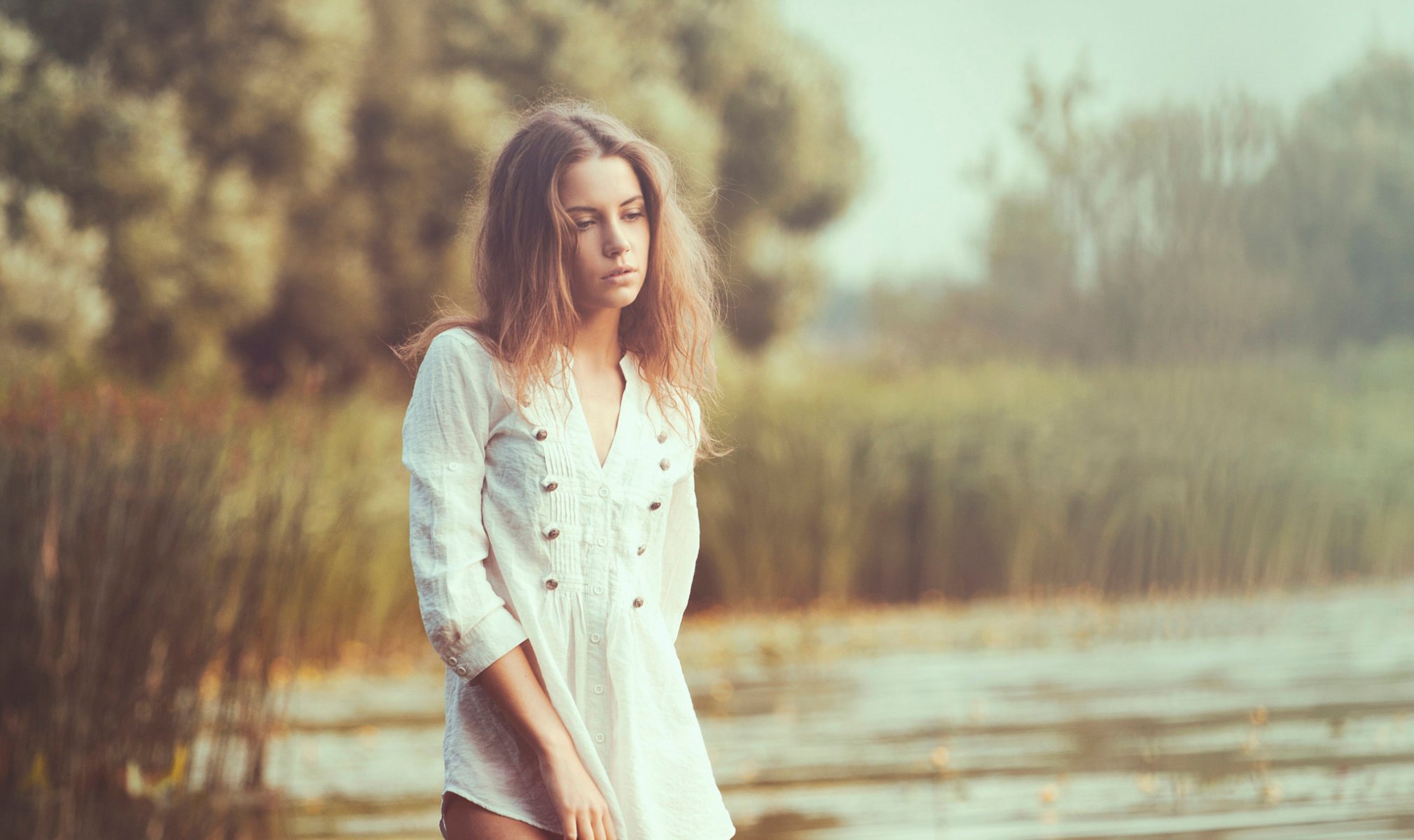 ksenia kokoreva camisa en el agua piernas