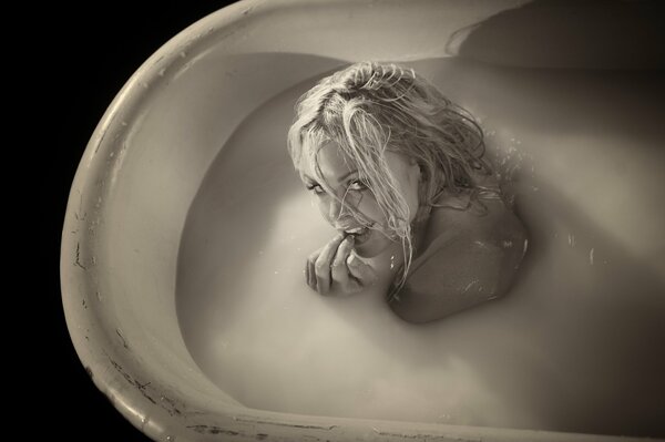 Милая блондинка с мокрыми волосами в ванной
