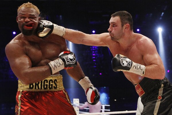 Coup brutal de Klitschko sur le visage de l adversaire