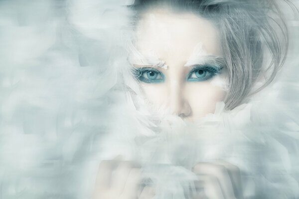 Foto de una chica en un tema de nieve con maquillaje de invierno