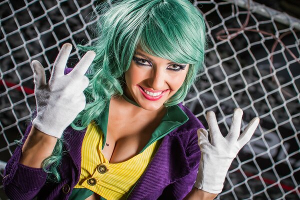 Ragazza con i capelli verdi in costume cosplay