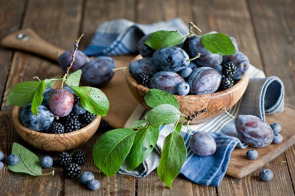 Prunes, mûres et myrtilles sur la table