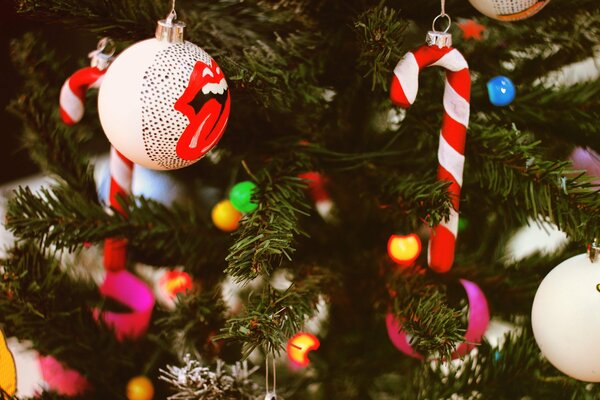 A ball with a grimace hanging on the Christmas tree