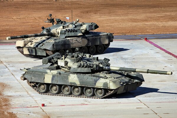 Tanques T-80U en el campo de entrenamiento en alabino