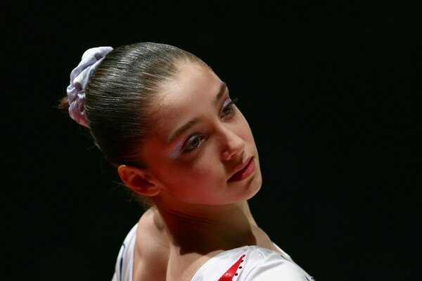 Foto de la campeona olímpica Alia Mustafina sobre fondo negro