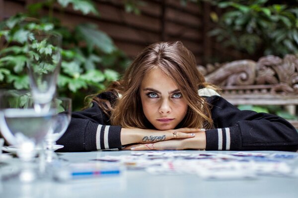 Ragazza con uno sguardo a distanza