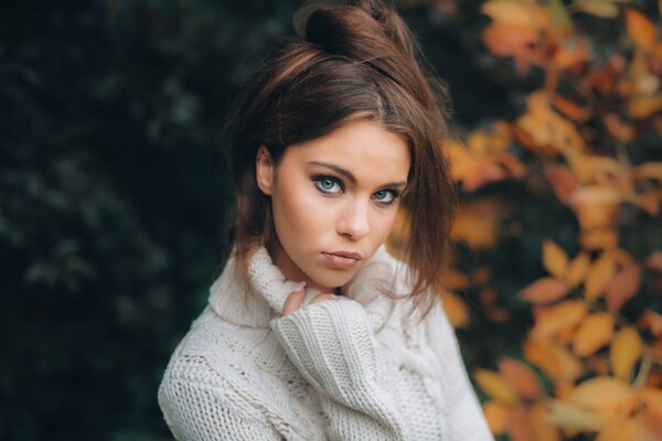 Photo d une belle fille dans un pull automne