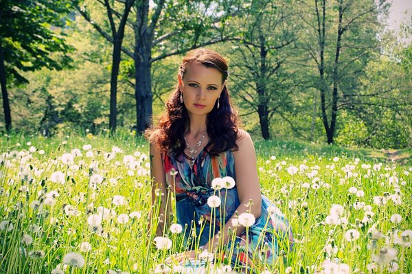 Fille aux cheveux noirs dans la verdure