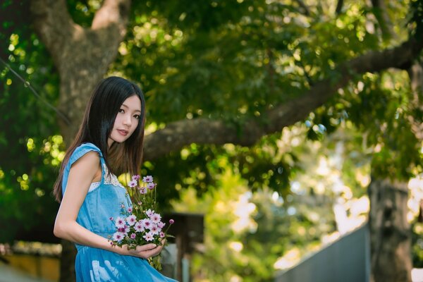 Fille avec des fleurs journée ensoleillée