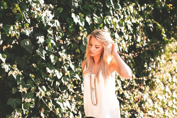 Lauren York en un fondo de plantas verdes