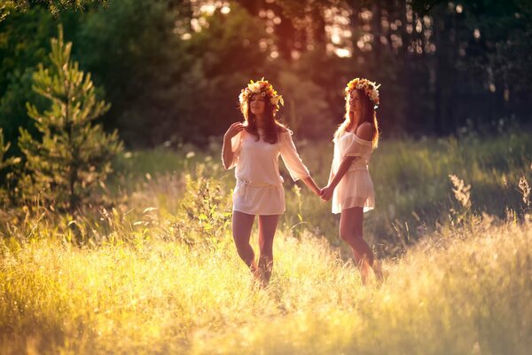 Filles avec des couronnes sur la tête dans la clairière de la forêt