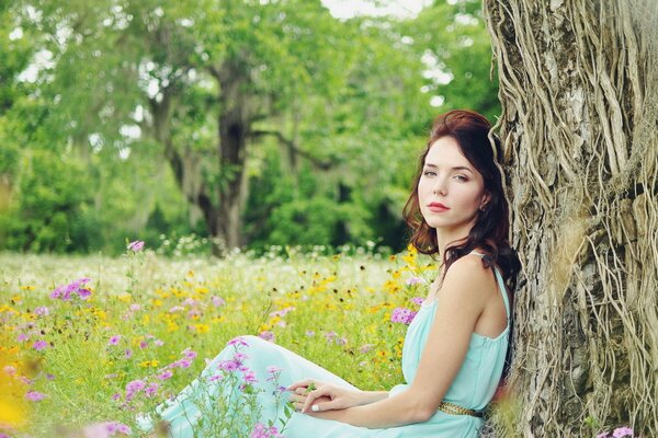 Belle fille dans un champ de fleurs