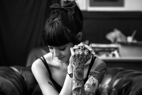 Hannah Snowden Modell Brünette in schwarz und weiß mit Tattoos an den Händen