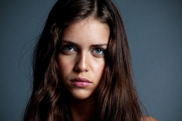 Retrato de una niña con cabello marrón y ojos verdes