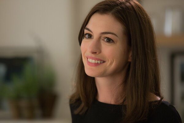 Lächeln von Anne Hathaway in der Komödie Praktikant