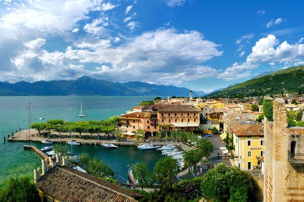 Beau paysage: côte, mer, montagnes, ville