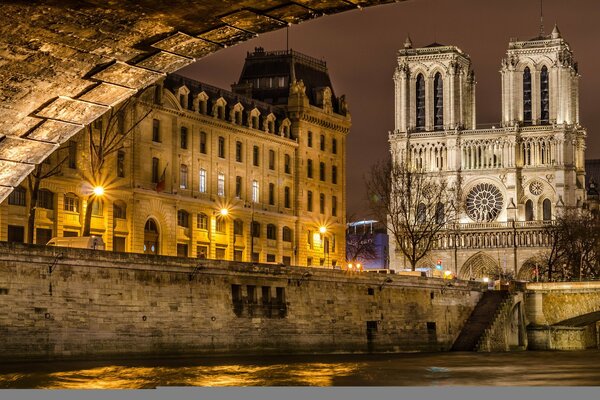 Bajo un puente en París a altas horas de la noche