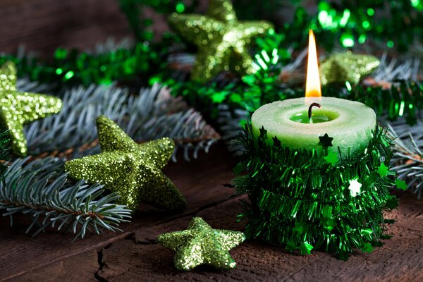 Velas de llama en el fondo de las decoraciones de Navidad