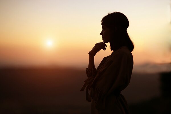 Silhouette d une jeune fille au coucher du soleil