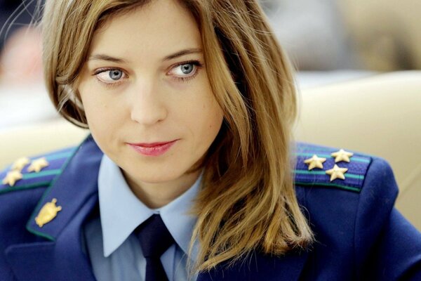 Natalia polonskaya est assise en uniforme