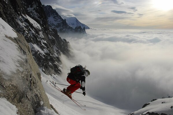 Skifahrer steigt von der Piste ab