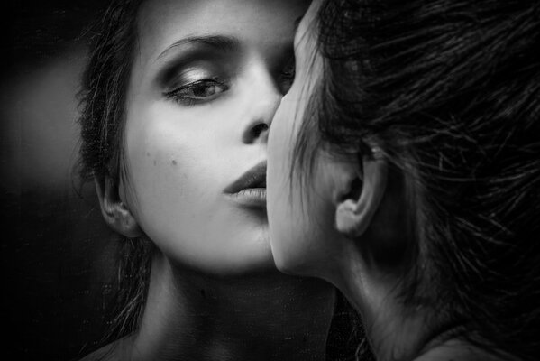 Красивая Девушка целует зеркало