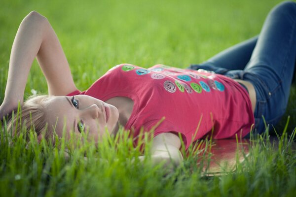 Fille dans l herbe modèle