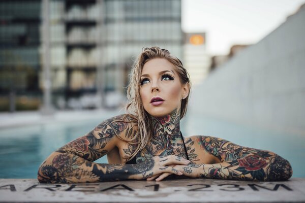 Hermosa chica tatuada con piercings