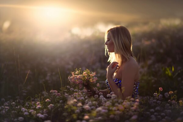 Bella ragazza circondata da fiori