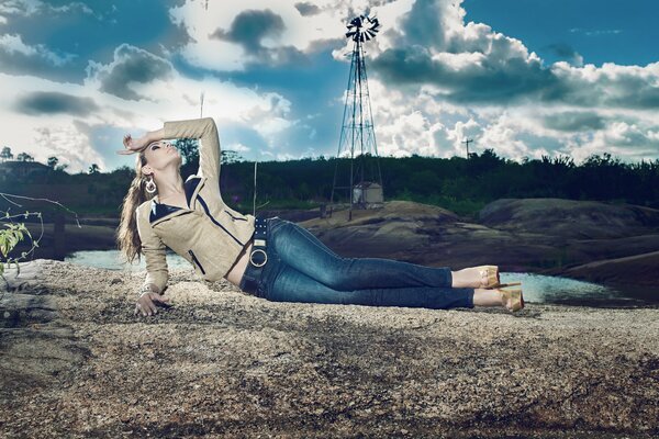 Mujer en jeans hablando con el viento