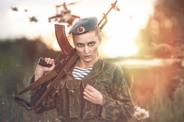 Modelo de chica militar con kalashnik