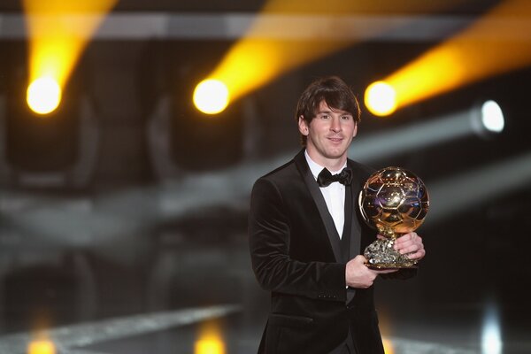 Messi che tiene in mano la Coppa del pallone d oro