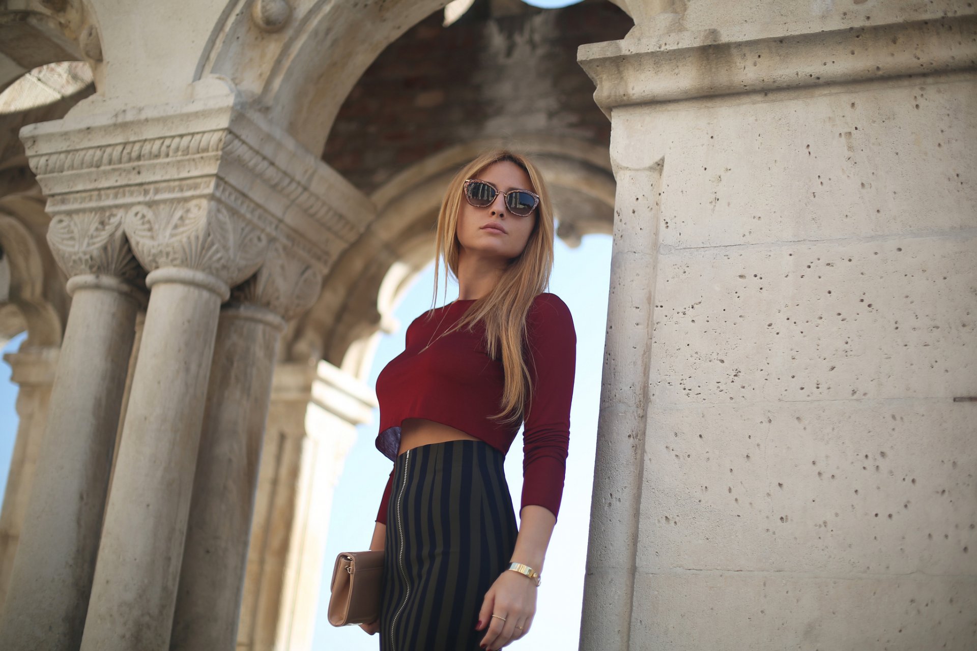 chica cara pelo mirada falda gafas fondo