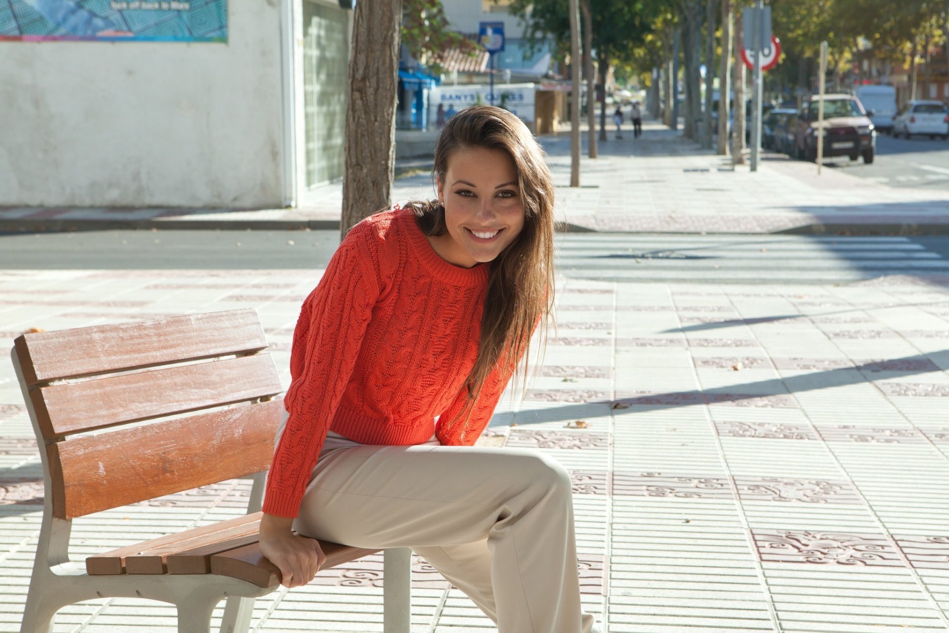 chica lorena suéter pose mirada sonrisa banco