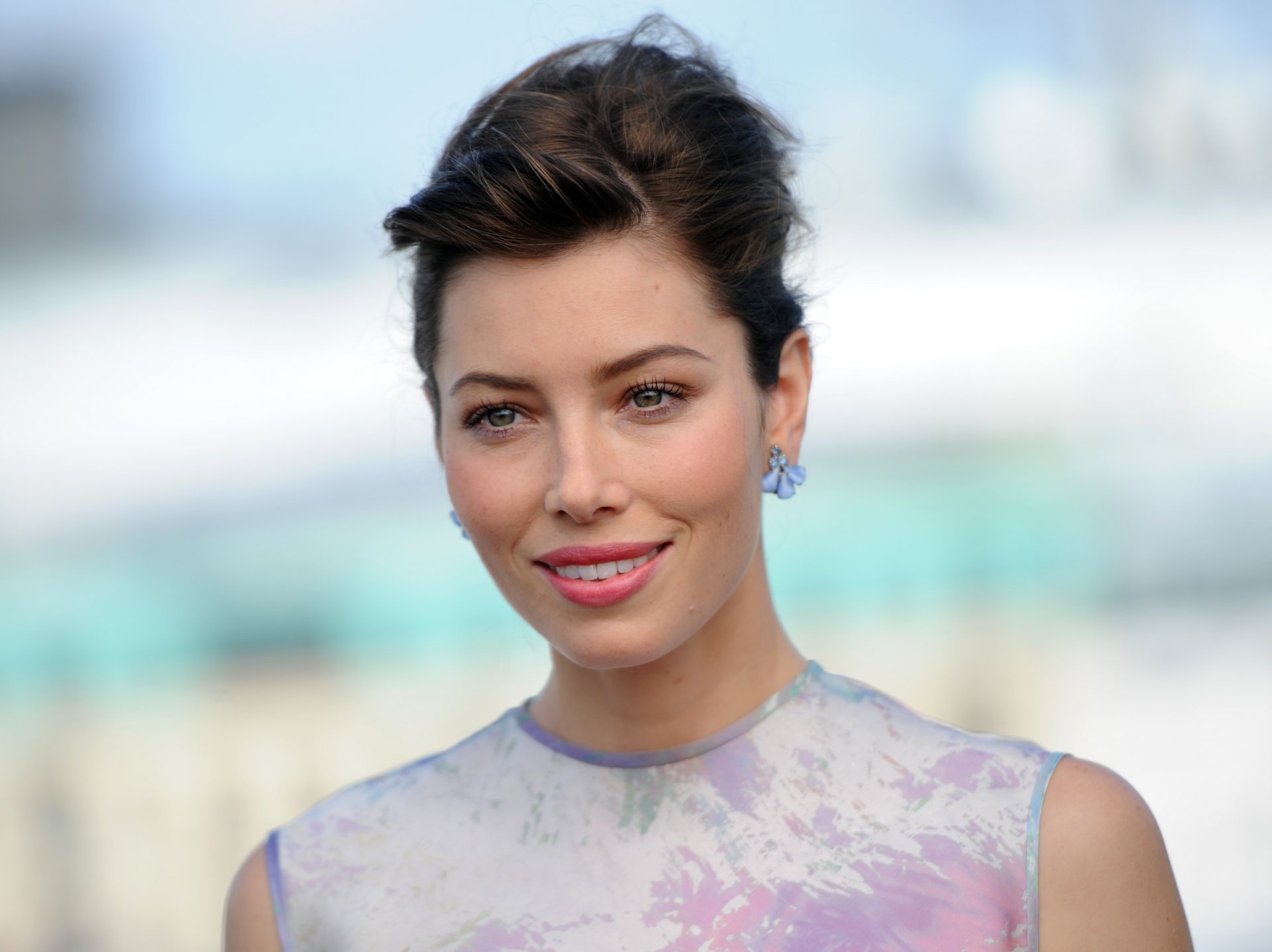 jessica biel attrice bruna capelli trucco sorriso bokeh