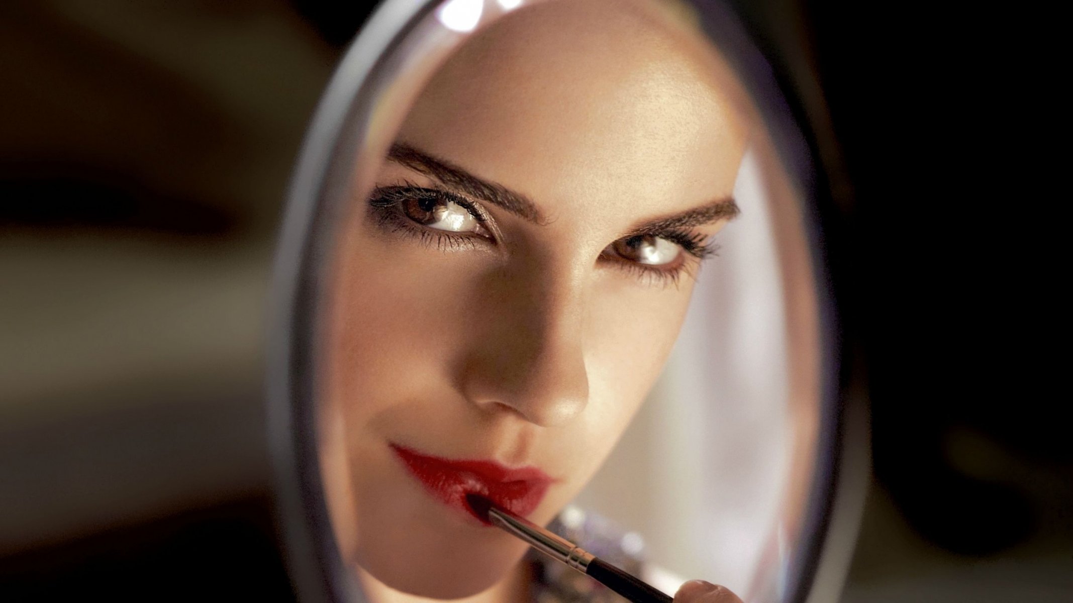 emma watson actress mirror lips lipstick view make-up brush