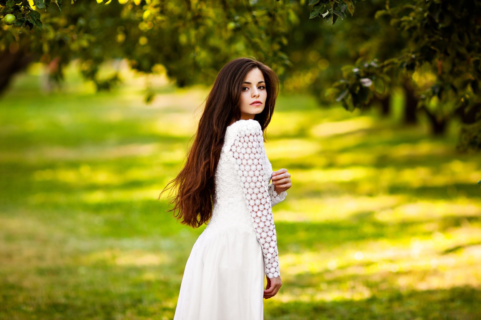 ragazza dai capelli neri sundress postura vista parco