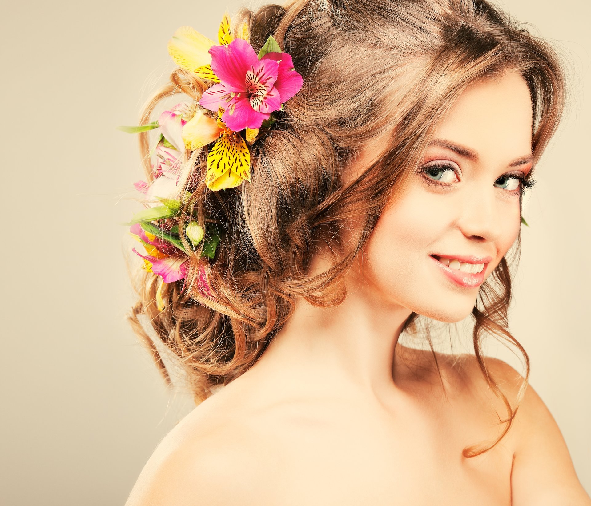 ragazza sorriso sguardo occhi viso capelli acconciatura fiori