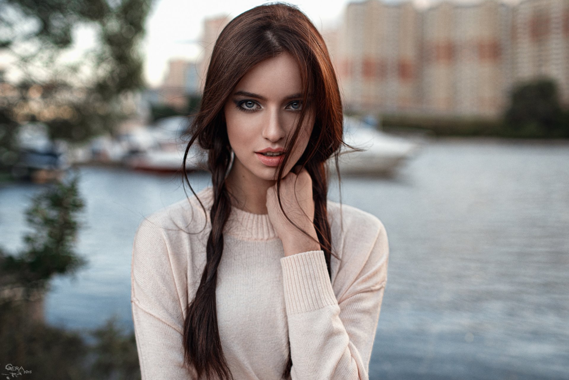 ragazza anastasia malakhova città ritratto bokeh capelli castani bellezza tesoro sguardo ritocco georgy chernadyev giacca