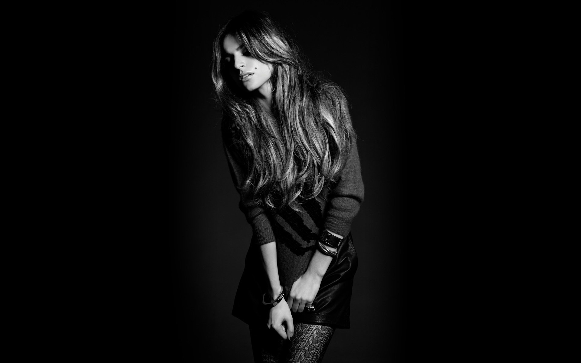 misse beqiri fille photo noir et blanc pose cheveux fond