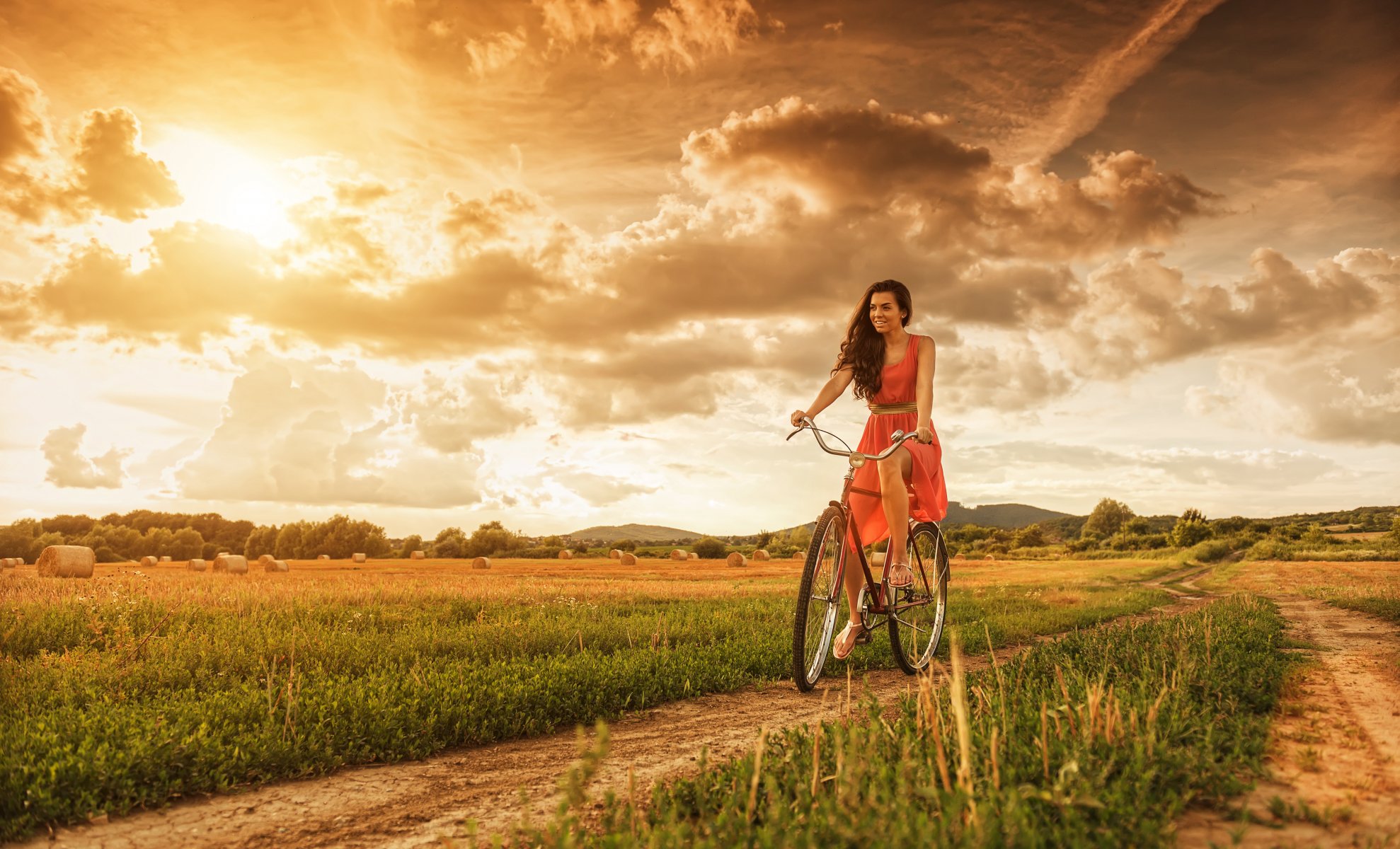 campo fieno cielo nuvole strada bici ragazza passeggiata