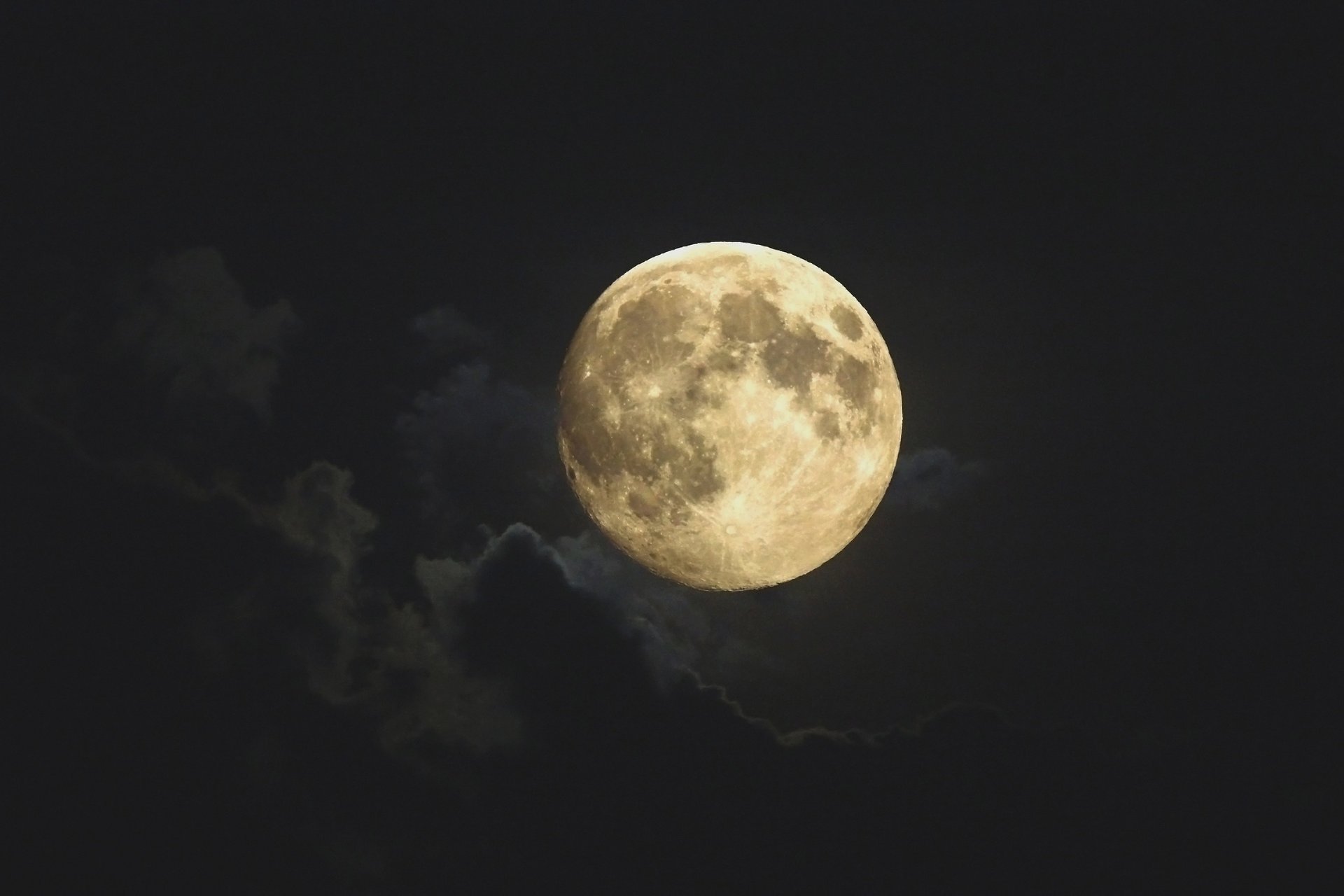 luna pianeta luna piena nuvole cielo satellite della terra