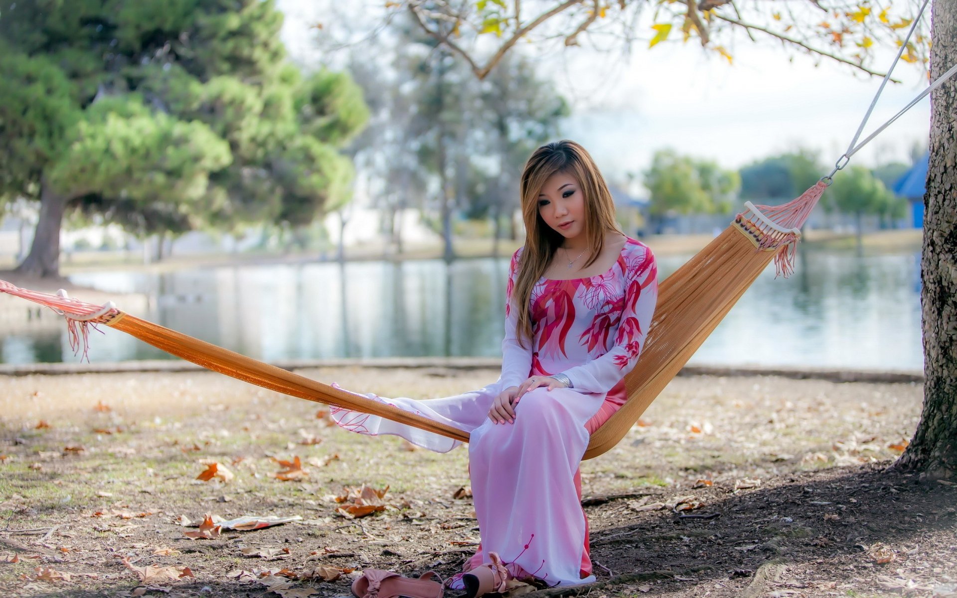 fille asiatique robe pose hamac nature